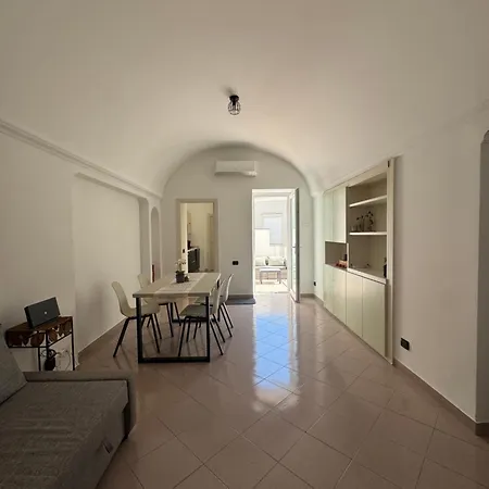 Dietro La Piazzetta Капри